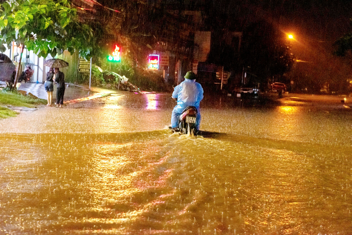 Nhiều phương tiện gặp khó khăn trong việc di chuyển trên tuyến đường 19.5