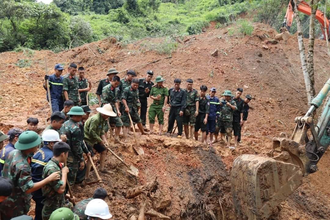 Các lực lượng quân đội, công an nỗ lực tìm kiếm các nạn nhân bị vùi lấp. Ảnh: CTV