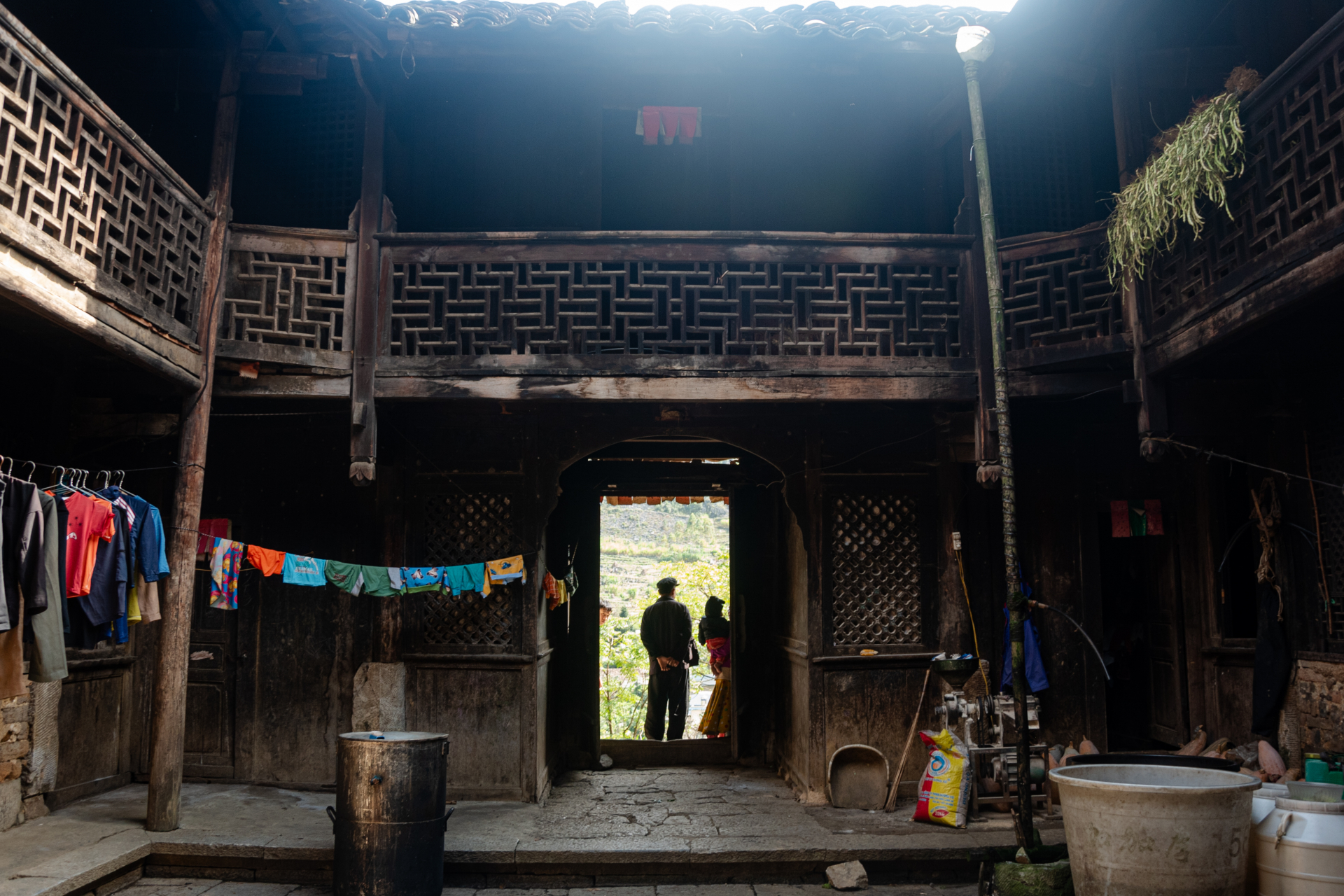 The house is surrounded on all sides by mezzanine floors, with wooden floor-style structures, and both balconies and columns made of precious wood. According to some collected documents, the Vu Family’s house and the Vuong Family’s Palace were constructed by a group of craftsmen hired from South China, so the architecture bears similarities.