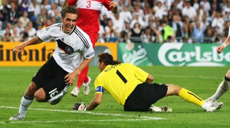 Philipp Lahm ăn mừng bàn thắng quyết định ở phút 90. (Ảnh: EURO 2024)