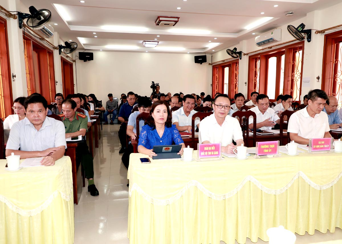 Phó Bí thư Thường trực Tỉnh ủy, Chủ tịch HĐND tỉnh Thào Hồng Sơn và các đại biểu dự hội nghị.