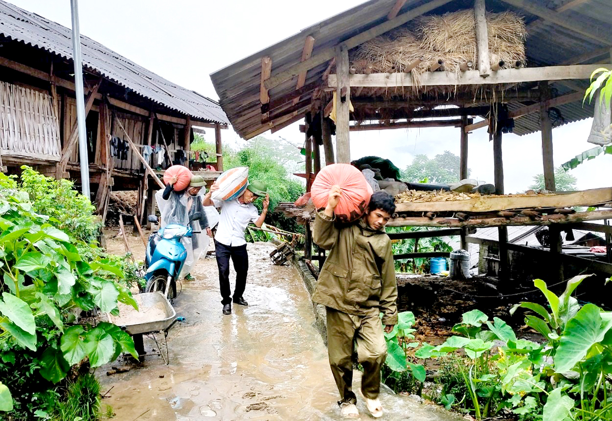 Các lực lượng và người dân xã Nấm Dẩn (Xín Mần) hỗ trợ hộ ông Lù Văn Sơn, thôn Nấm Dẩn di dời khẩn cấp. Ảnh: M.LAN