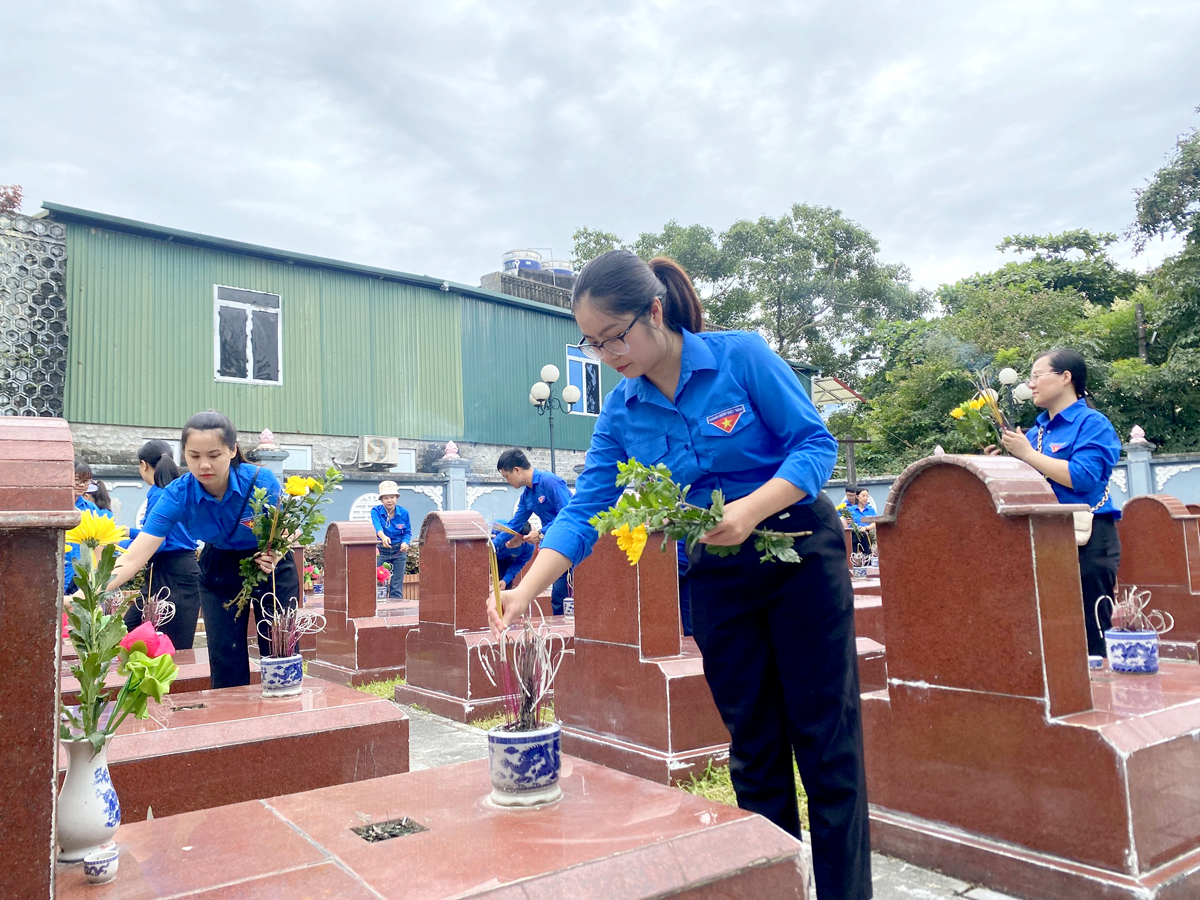 Các đoàn viên dâng hương tri ân các phần mộ liệt sỹ.