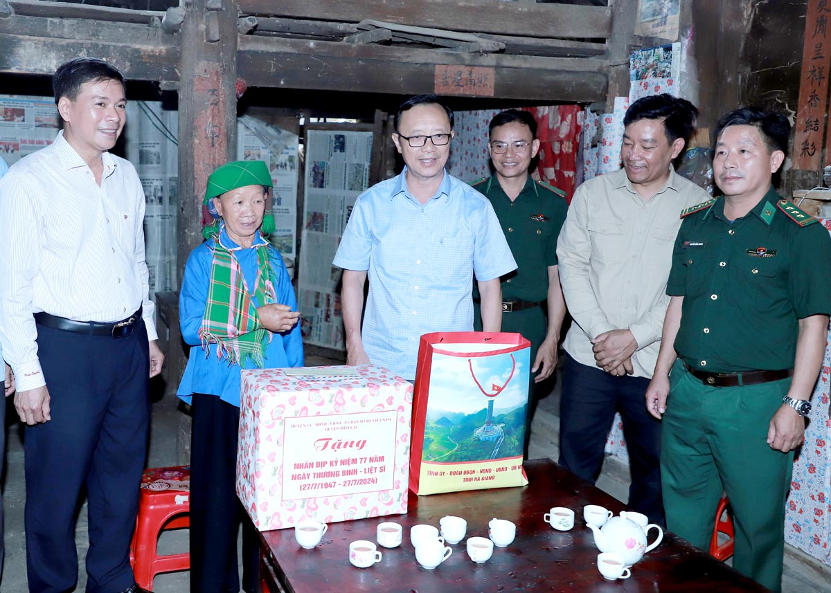 Đồng chí Thào Hồng Sơn, Phó Bí thư Thường trực Tỉnh ủy, Chủ tịch HĐND tỉnh thăm, tặng quà bà Hoàng Thị Viên, vợ Liệt sỹ trú tại thôn Phìn Lò, xã Sơn Vĩ.