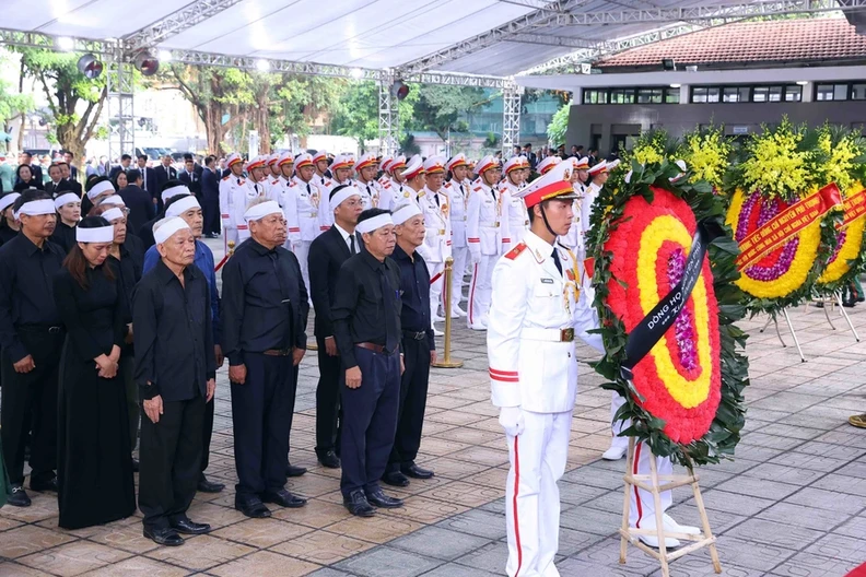 The family and relatives, including the wife, children, grandchildren, and great-grandchildren, prepare to pay their respect to General Secretary Nguyen Phu Trong.