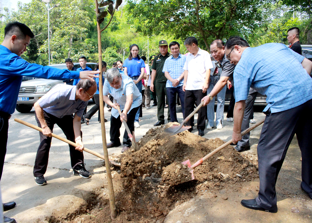 Các đại biểu trồng cây lưu niệm dọc đường lên điểm cao 468.