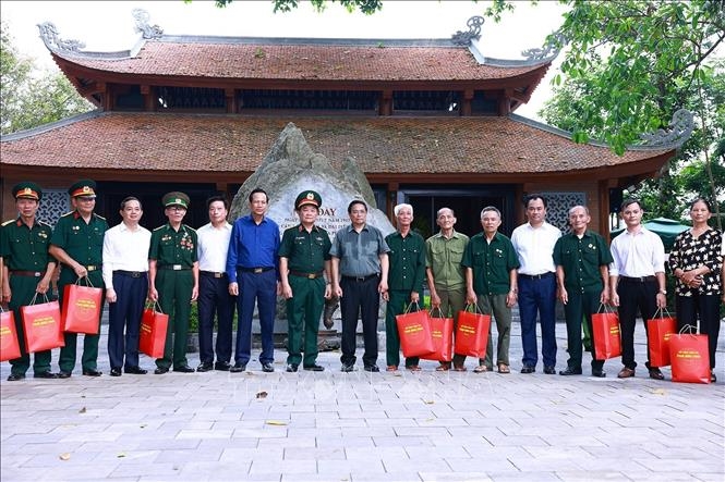 Thủ tướng Phạm Minh Chính tặng quà động viên thương, bệnh binh, gia đình liệt sĩ huyện Đại Từ - Ảnh: Dương Giang/TTXVN