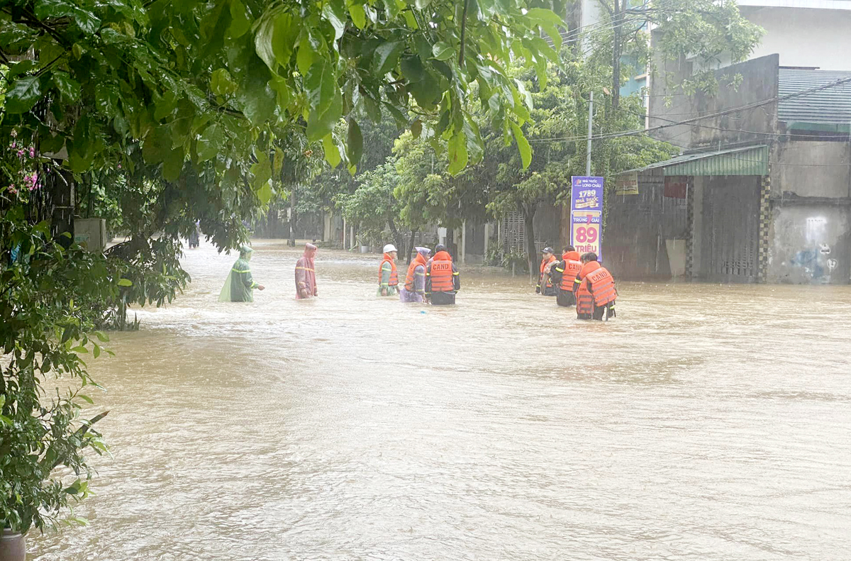 Khu vực đường Lý Tự Trọng, phường Trần Phú (thành phố Hà Giang) bị ngập sâu trong nước, lực lượng chức năng kịp thời có mặt hỗ trợ người dân di chuyển đồ đạc.