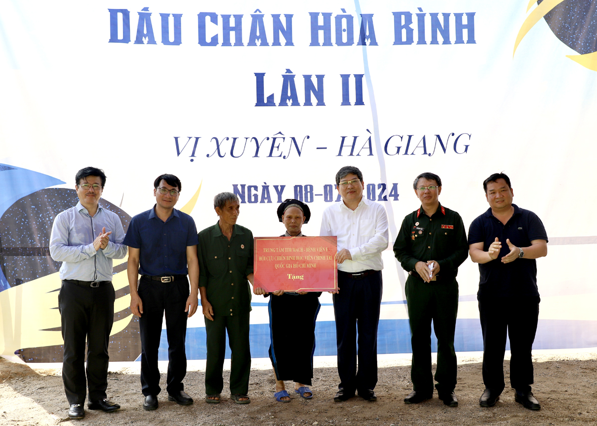 Phó Giám đốc Thường trực Học viện Chính trị Quốc gia Hồ Chí Minh cùng lãnh đạo Bệnh viện E trao biểu trưng hỗ trợ kinh phí xây dựng nhà tình nghĩa cho CCB Vàng Văn Lương