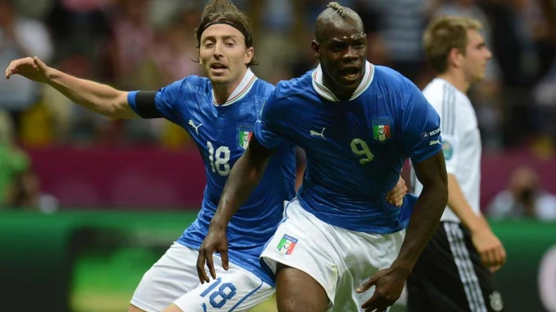 Mario Balotelli lập cú đúp giúp Italia đánh bại Đức ở bán kết EURO 2012. (Ảnh: Getty Images)