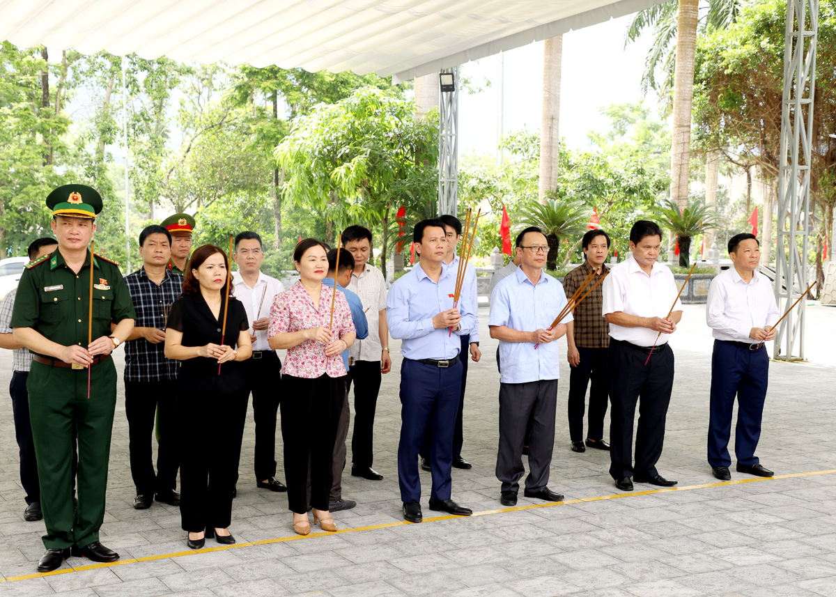 Bộ trưởng Đặng Quốc Khánh cùng các đại biểu dâng hương tưởng nhớ các AHLS tại Nghĩa trang Liệt sỹ quốc gia Vị Xuyên