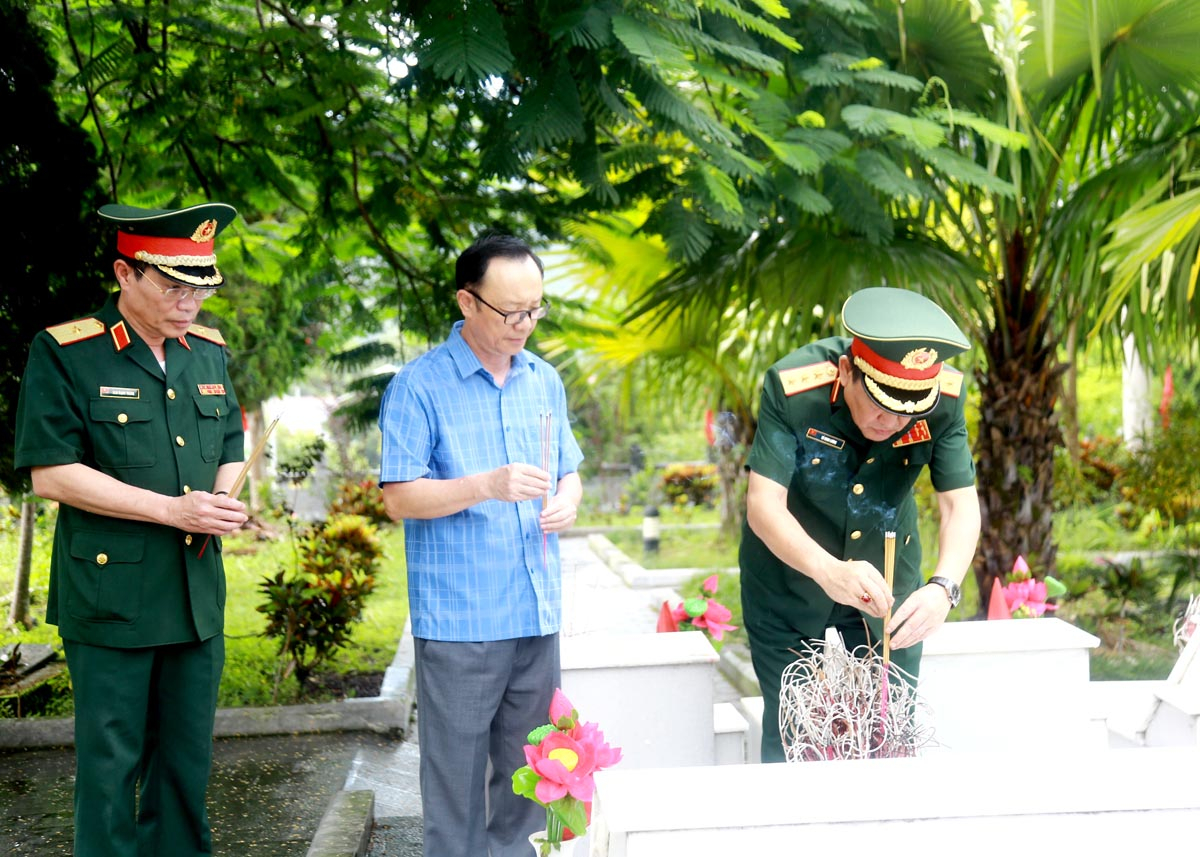 Thượng tướng Võ Minh Lương và Phó Bí thư Thường trực Tỉnh ủy, Chủ tịch HĐND tỉnh Thào Hồng Sơn thắp hương các phần mộ Liệt sỹ.