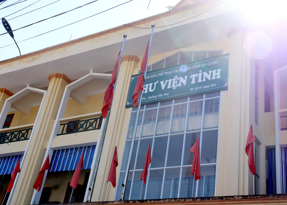 Thư viện tỉnh treo cờ rủ