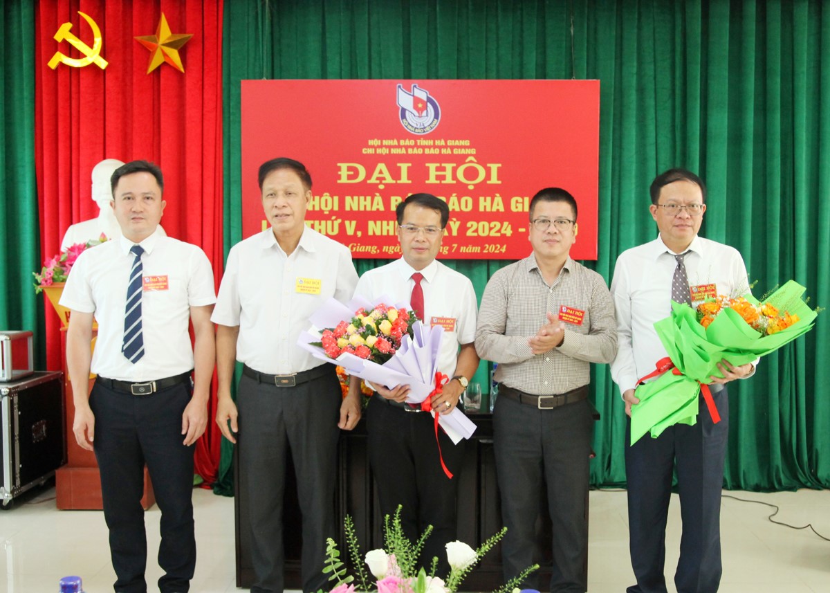 Lãnh đạo Báo Hà Giang và Hội Nhà Báo tỉnh tặng hoa, chúc mừng Ban Thư ký Chi hội Nhà báo Báo Hà Giang, nhiệm kỳ 2024 – 2029.