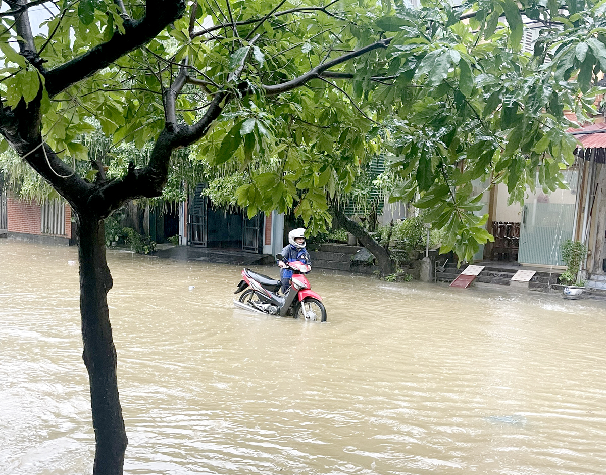 Ngập úng cục bộ tại đường Lý Tự Trọng (thành phố Hà Giang) làm ảnh hưởng đến việc đi lại của nhân dân.