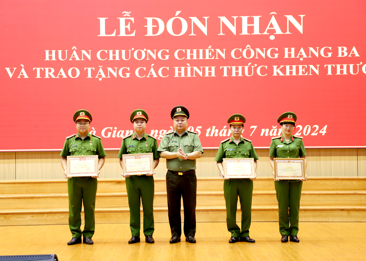 Thừa ủy quyền của Bộ trưởng Bộ Công an, Đại tá Phan Huy Ngọc, Giám đốc Công an tỉnh trao Bằng khen cho các tập thể, cá nhân.