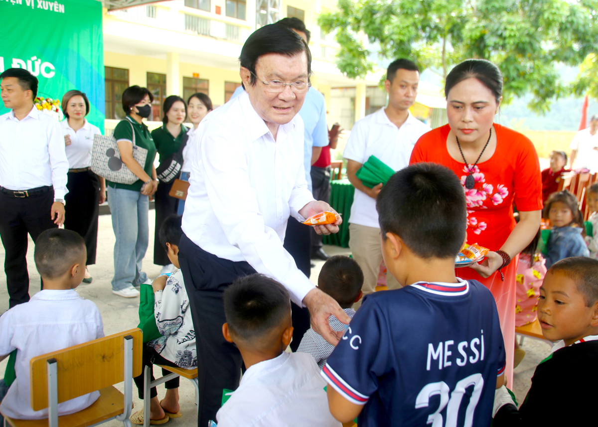 Nguyên Chủ tịch nước Trương Tấn Sang phát quà cho các cháu học sinh.