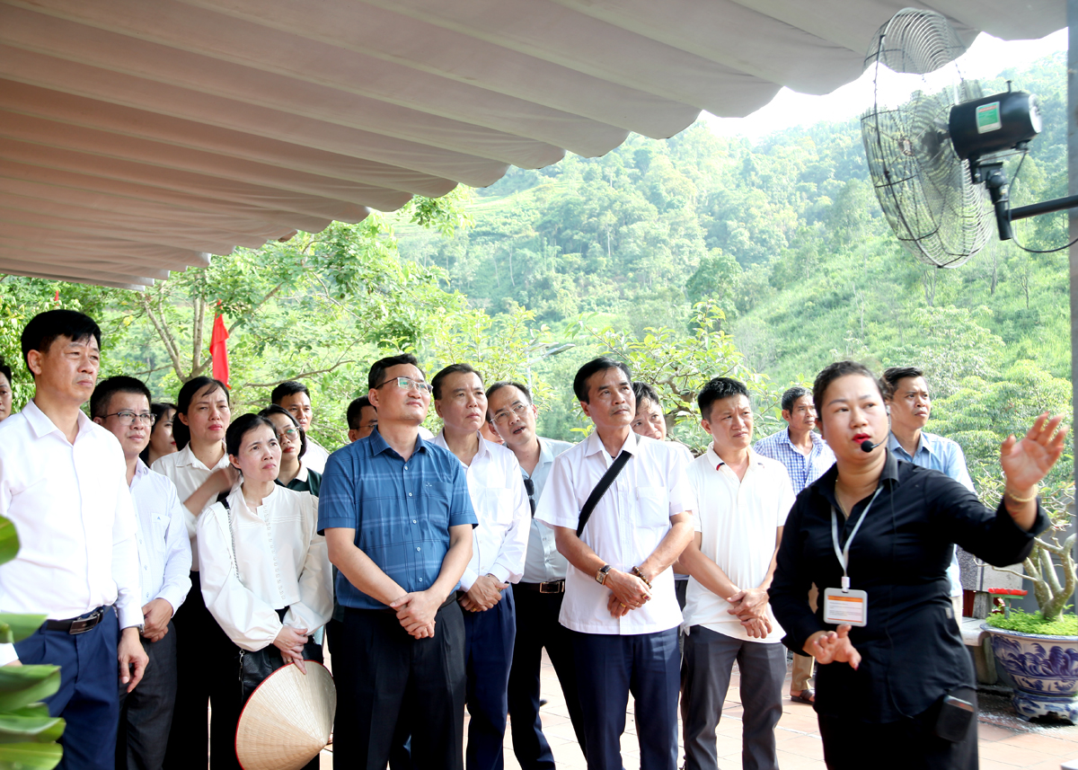 Đoàn nghe giới thiệu về các trận đánh ác liệt trong cuộc chiến đấu bảo vệ biên giới phía Bắc.