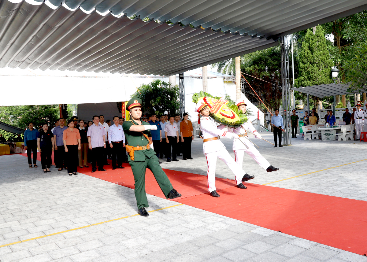 Đoàn đại biểu dâng hương tưởng nhớ các Anh hùng, liệt sỹ tại Nghĩa trang Liệt sỹ Quốc gia Vị Xuyên.