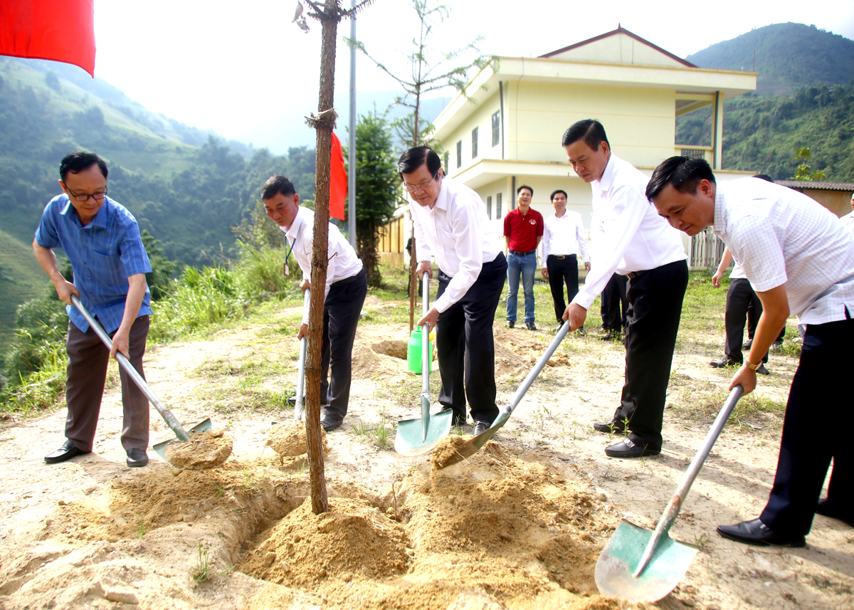 Đồng chí Trương Tấn Sang và các đồng chí lãnh đạo tỉnh trồng cây lưu niệm tại Trường TH&THCS Thanh Đức.