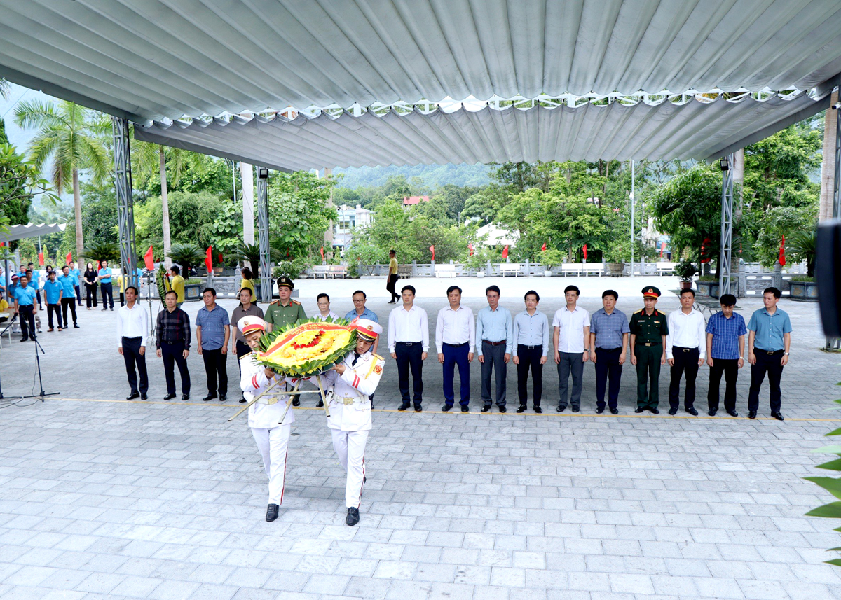 Đoàn công tác Tỉnh ủy Lai Châu và lãnh đạo tỉnh Hà Giang dâng hoa, dâng hương tưởng niệm các Anh hùng Liệt sỹ tại Nghĩa trang Liệt sỹ Quốc gia Vị Xuyên.