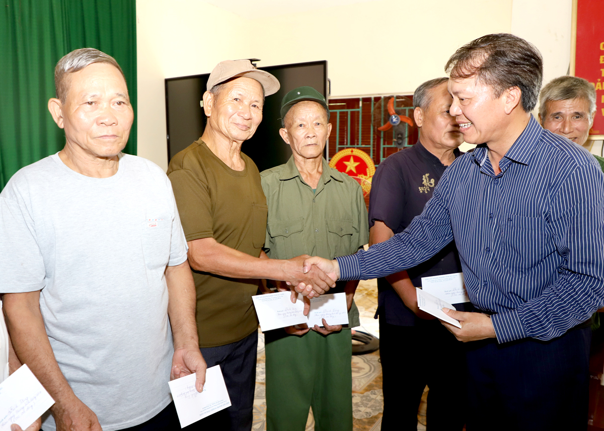 Lãnh đạo Hiệp hội Doanh nghiệp tỉnh tặng quà tri ân các thương binh, bệnh binh, thân nhân gia đình liệt sỹ.