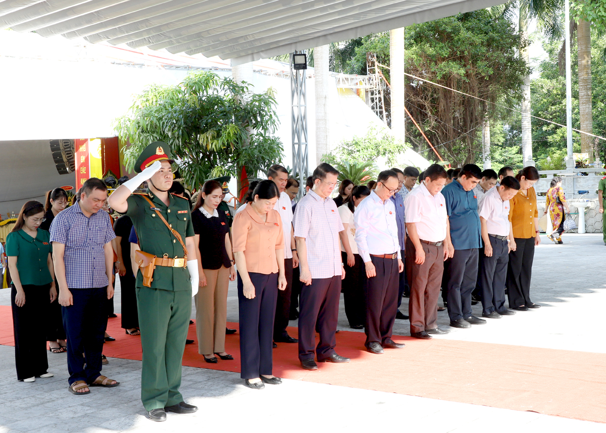 Đoàn đại biểu dành phút mặc niệm tưởng nhớ công lao các Anh hùng, liệt sỹ.