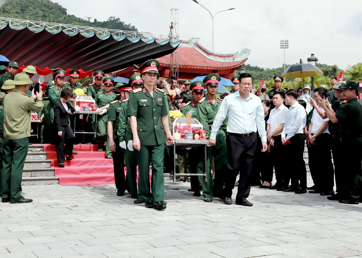 Chủ tịch UBND tỉnh Nguyễn Văn Sơn và các đại biểu thực hiện nghi thức an táng hài cốt các AHLS.