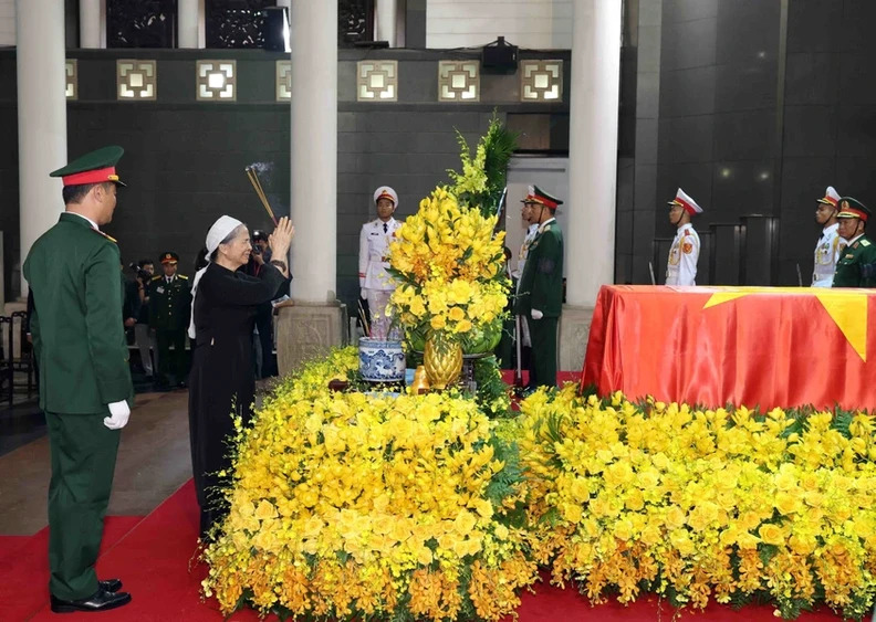 Ngo Thi Man, spouse of General Secretary Nguyen Phu Trong, lights incense to pay her respects.