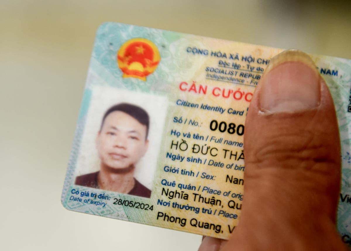 Trong buổi sáng cùng ngày, người dân đến để thực hiện thủ tục đổi thẻ căn cước công dân đã hết hạn.