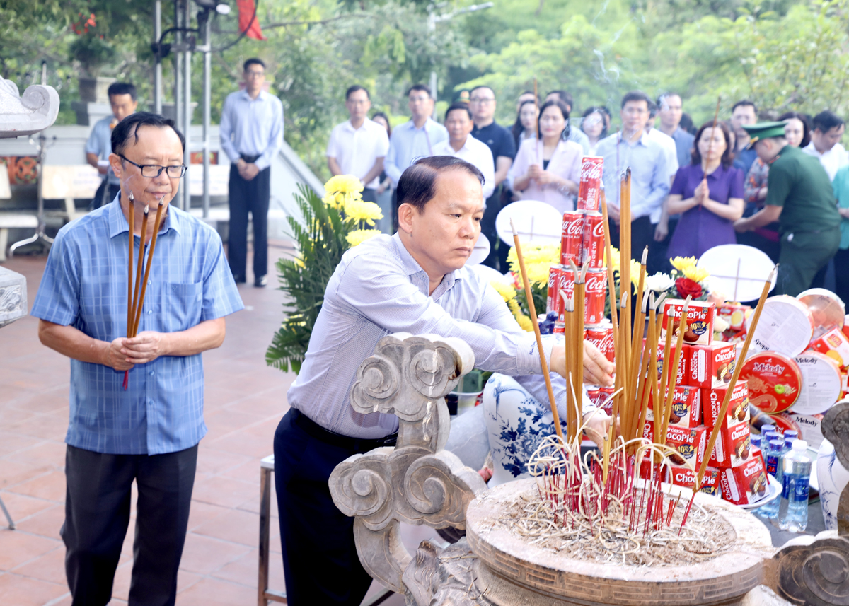 Chủ nhiệm Ủy ban Pháp luật Quốc hội Hoàng Thanh Tùng và Phó Bí thư Thường trực Tỉnh ủy, Chủ tịch HĐND tỉnh Thào Hồng Sơn dâng hương tại Đền thờ các AHLS trên Điểm cao 468