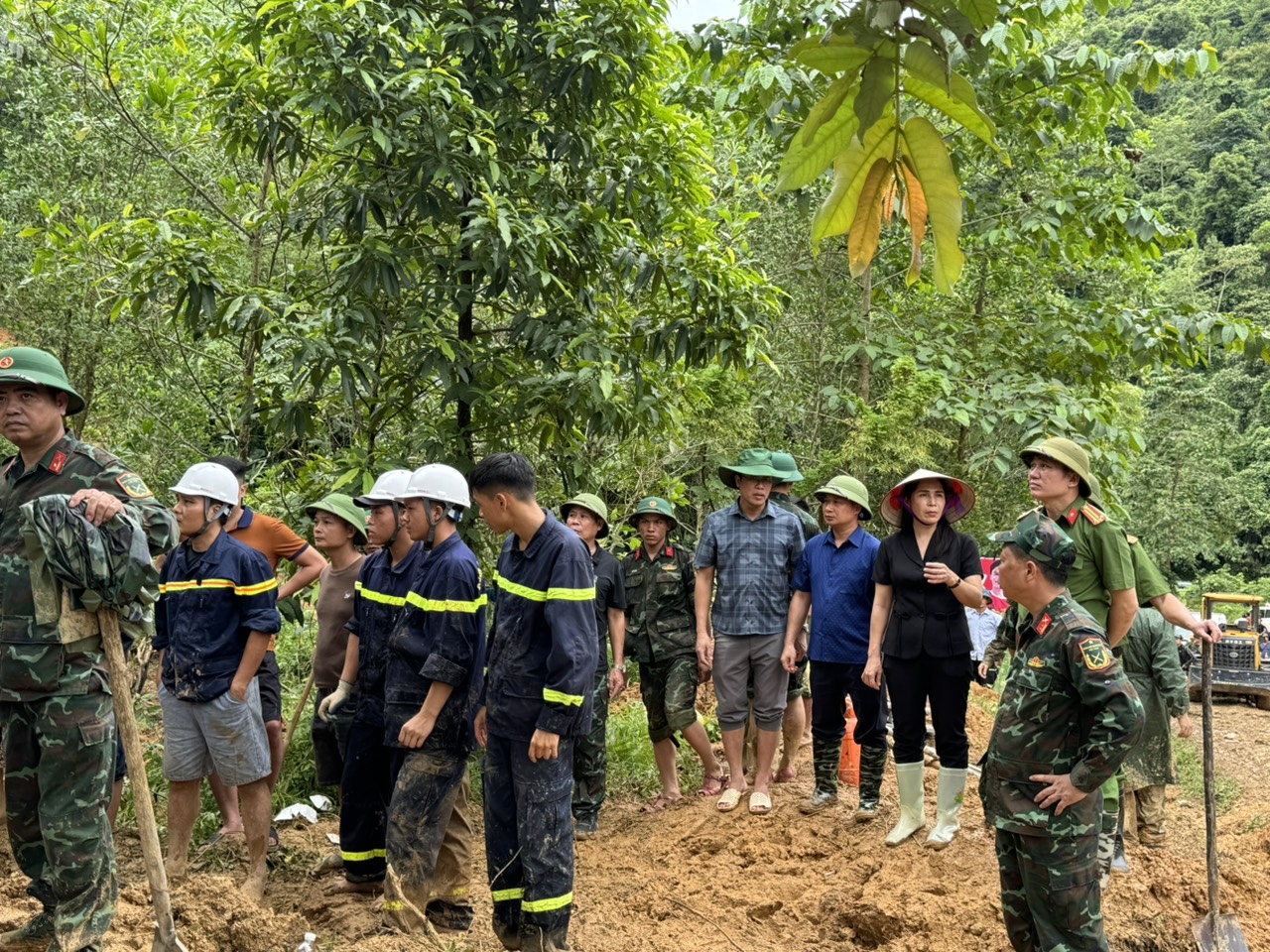 Lãnh đạo huyện Bắc Mê chỉ đạo công tác tìm kiếm nạn nhân tại hiện trường