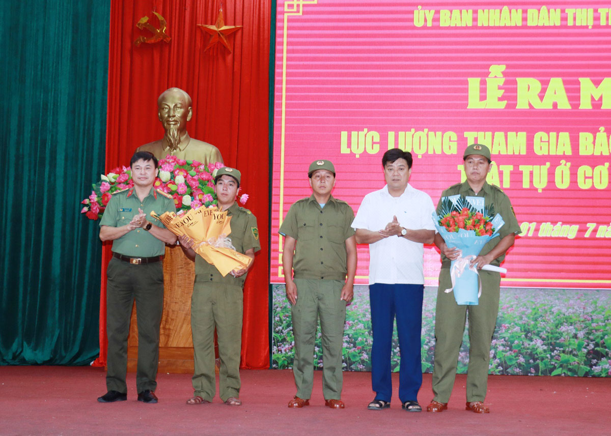 Đại diện Công an tỉnh và lãnh đạo huyện Mèo Vạc tặng hoa chúc mừng Tổ bảo vệ an ninh trật tự của tổ 1, thị trấn Mèo Vạc.
(Ảnh Trần Kế)