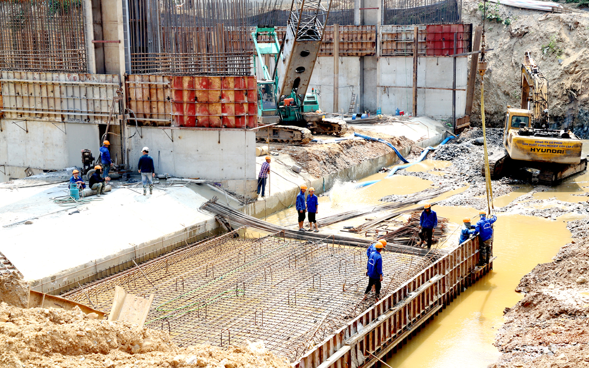 The progress of the water elevation dam project, which will create a beautiful landscape in the centre of Ha Giang City, is being expedited.