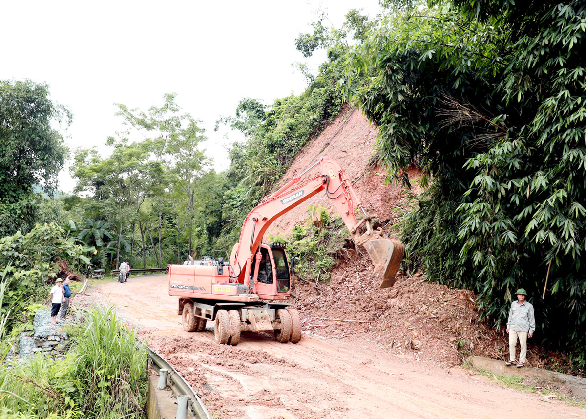 Công ty Cổ phần Phát triển xây dựng và thương mại số 909 huy động máy móc xử lý các điểm sạt, lở trên tuyến Quốc lộ 34.