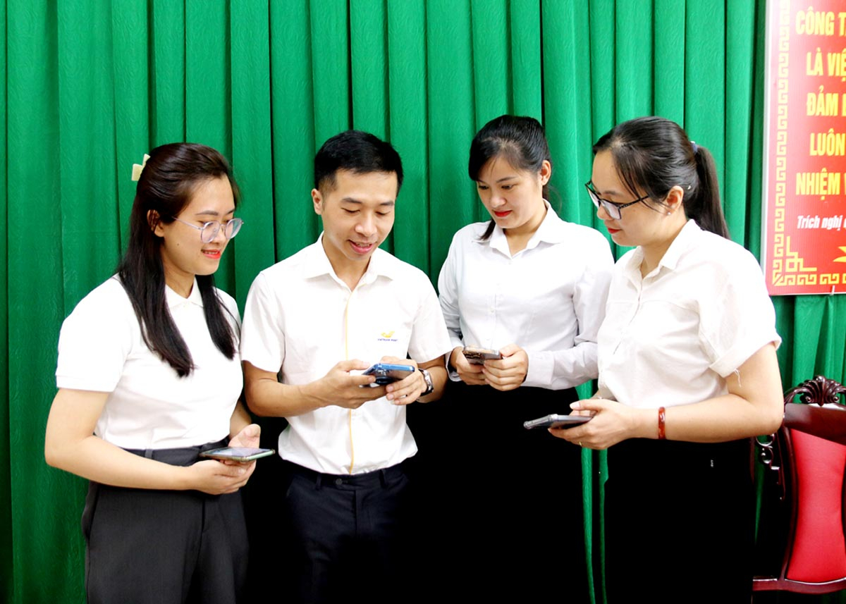 LưuVăn Nam (from Bac Quang District Post Office) and colleagues formed a Zalo group to share the experiences related to the contest.