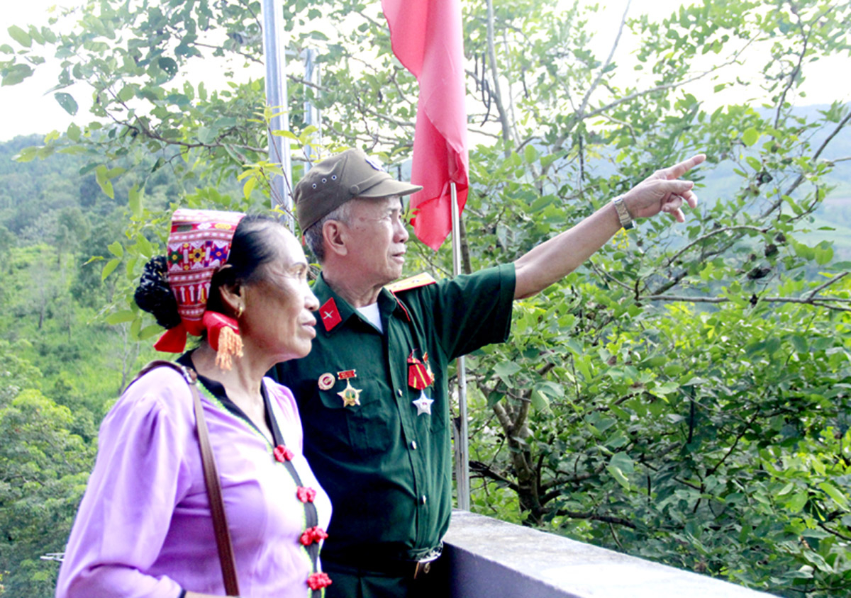 Cựu chiến binh Lê Thanh Tình, quê Nghệ An kể cho vợ nghe những trận đánh ác liệt trên mặt trận Vị Xuyên.	