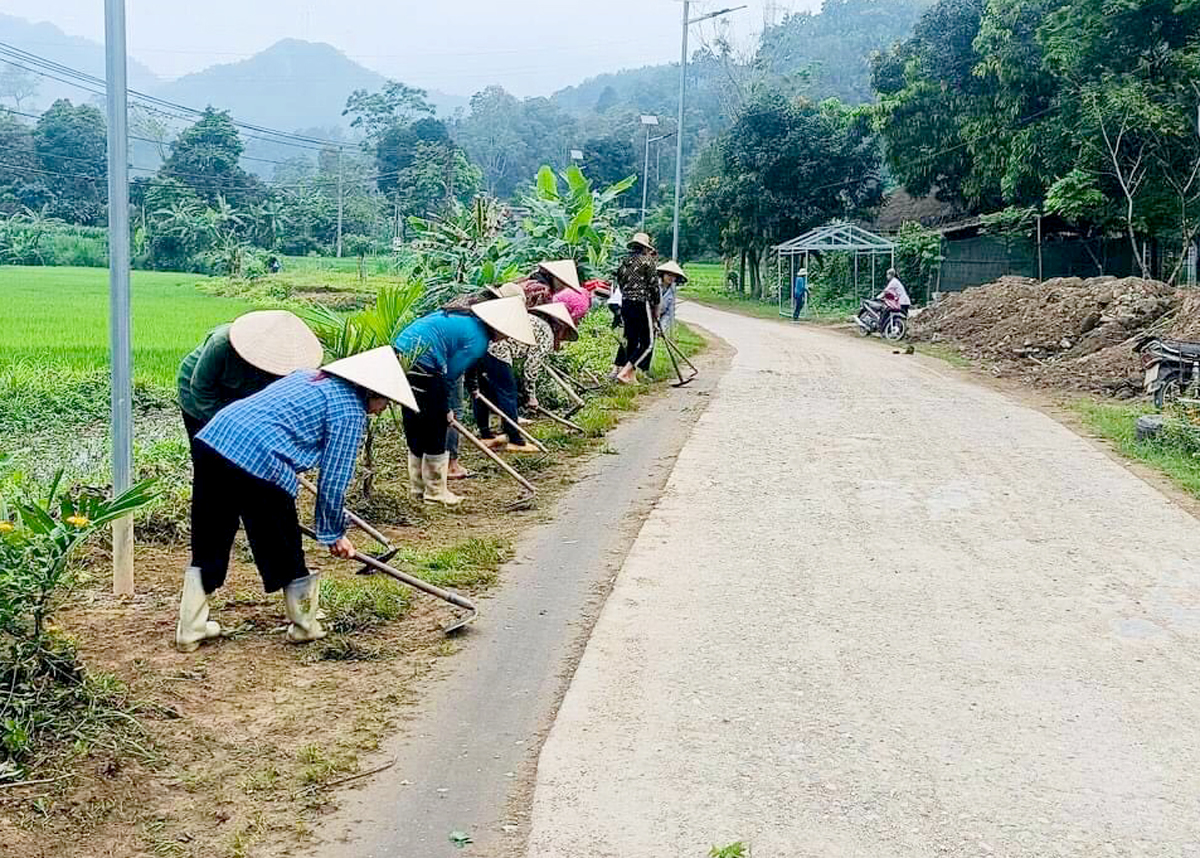 Nhân dân xã Thuận Hòa (Vị Xuyên) vệ sinh môi trường, hưởng ứng phong trào “Ngày Chủ nhật xanh”.
