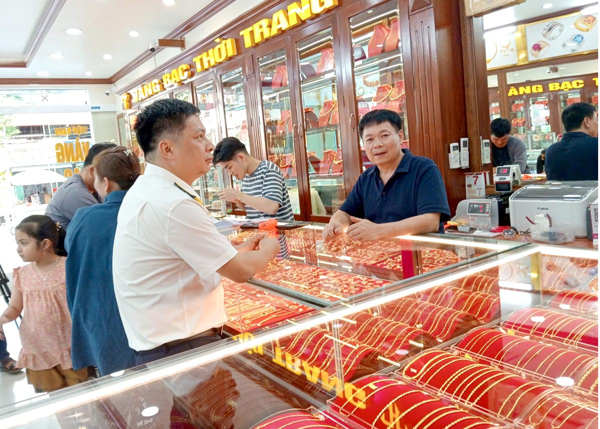 Công ty TNHH Một thành viên Tuận Hạnh, thị trấn Việt Quang (Bắc Quang) tiên phong thực hiện bán hàng xuất hóa đơn được khởi tạo từ máy tính tiền.