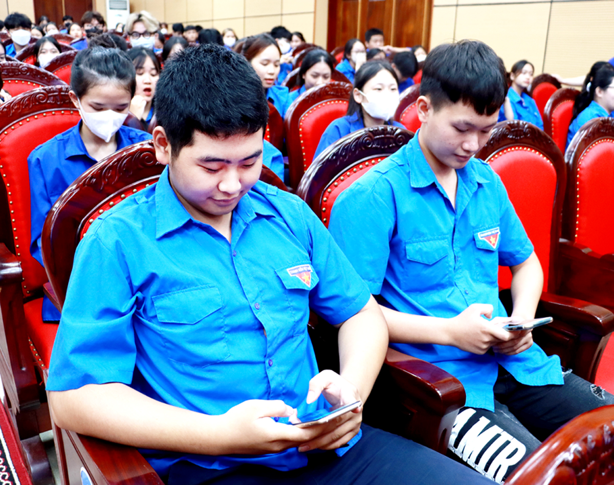 Youth union members and young people of Ha Giang City are participating in an online quiz to learn about digital transformation.