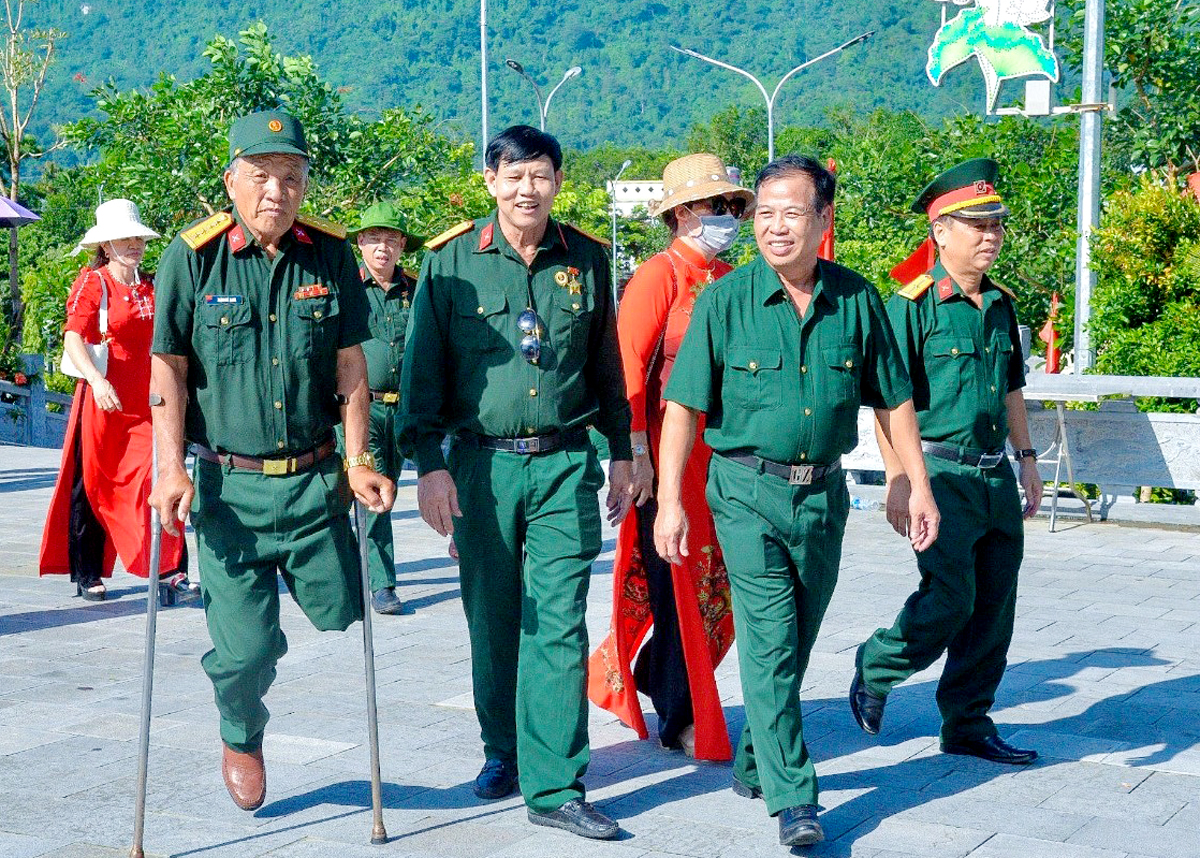 Cựu chiến binh Hoàng Bá Xang, người mất một bên chân, không dấu được niềm xúc động sau gần 40 năm quay lại mảnh đất biên cương của Tổ quốc.
