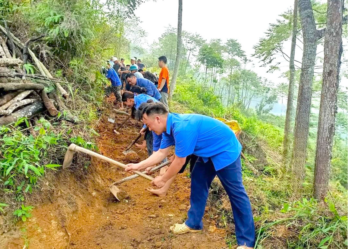 Nhân dân xã Nậm Ty (Hoàng Su Phì) mở đường giao thông nông thôn.