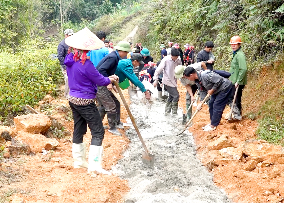 Người dân xã Nậm Khòa tích cực góp sức làm đường giao thông nông thôn.