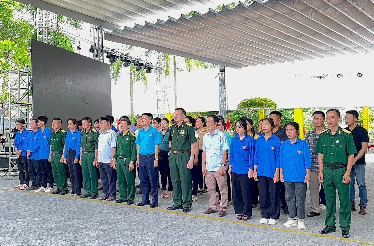 Ban giám hiệu, Hội CCB và HSSV nhà trường viếng các Anh hùng Liệt sỹ tại Nghĩa trang Liệt sỹ quốc gia Vị Xuyên.