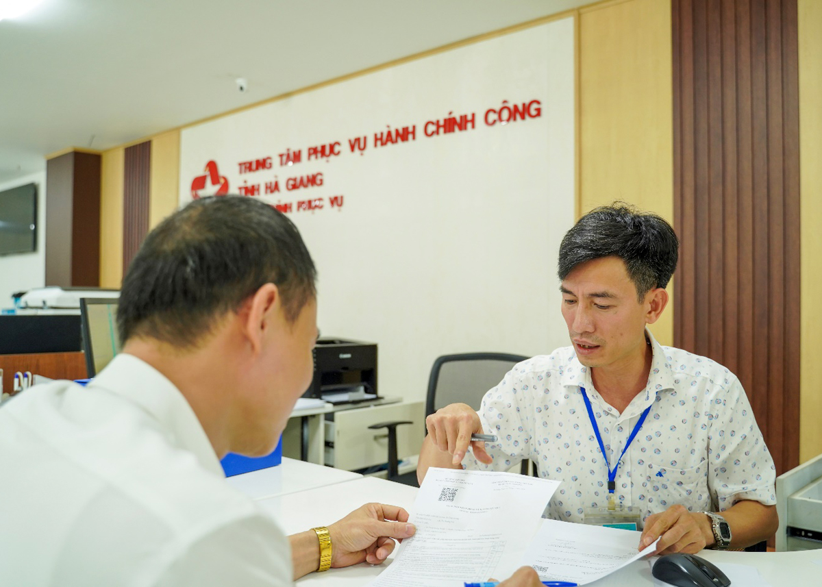 Cán bộ Sở Công thương giải quyết thủ tục hành chính cho người dân tại Trung tâm Phục vụ hành chính công tỉnh.