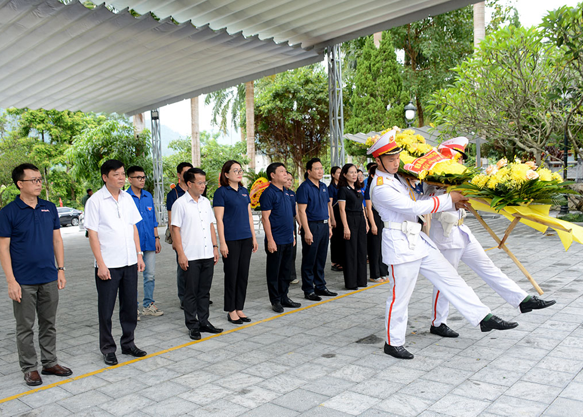 Báo Tuyên Quang, Báo Hà Giang dâng hoa tại Nghĩa trang Liệt sĩ quốc gia Vị Xuyên (Hà Giang).