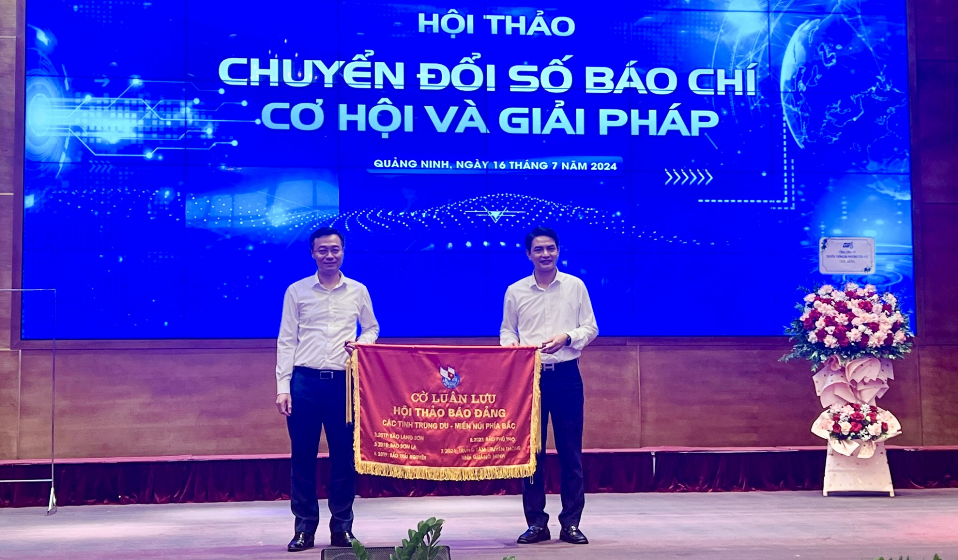 Ban tổ chức hội thảo đã trao Cờ luân lưu đăng cai Hội thảo báo Đảng các tỉnh Trung du và miền núi phía Bắc lần thứ 24 năm 2025 cho Báo Lào Cai.