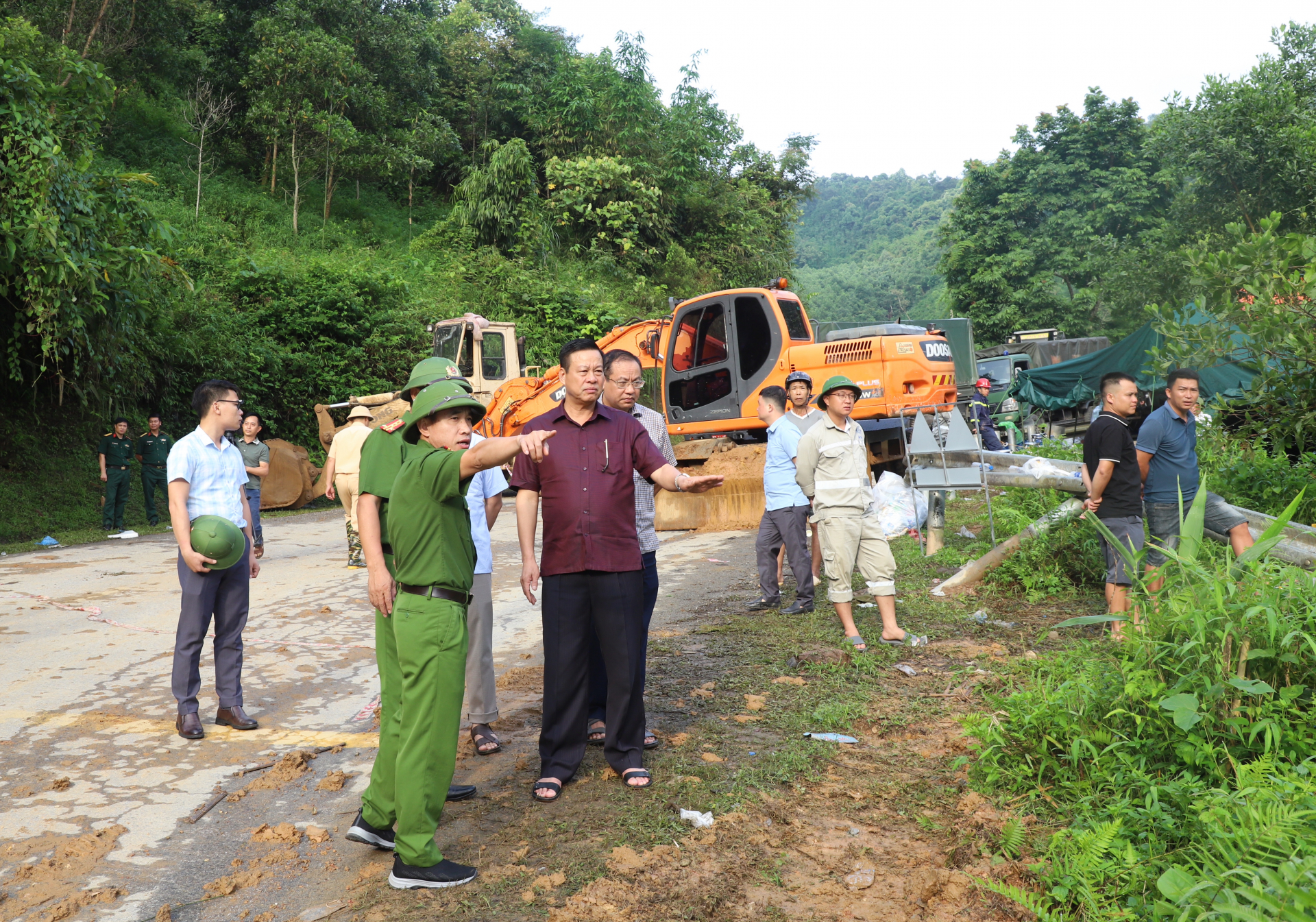 Chủ tịch UBND tỉnh Nguyễn Văn Sơn trực tiếp chỉ đạo công tác khắc phục hậu quả thiên tai tại hiện trường.