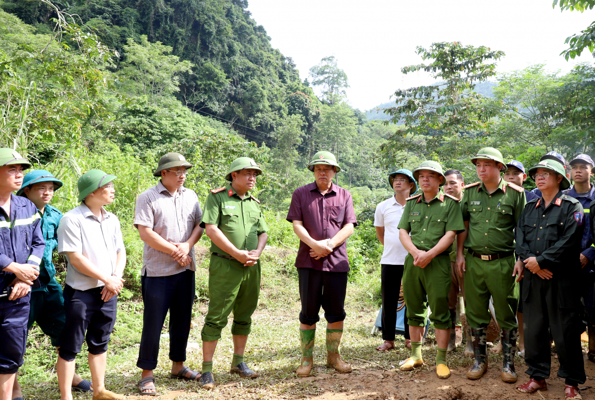 Chủ tịch UBND tỉnh Nguyễn Văn Sơn động viên các lực lượng tham gia khắc phục hậu quả thiên tai.