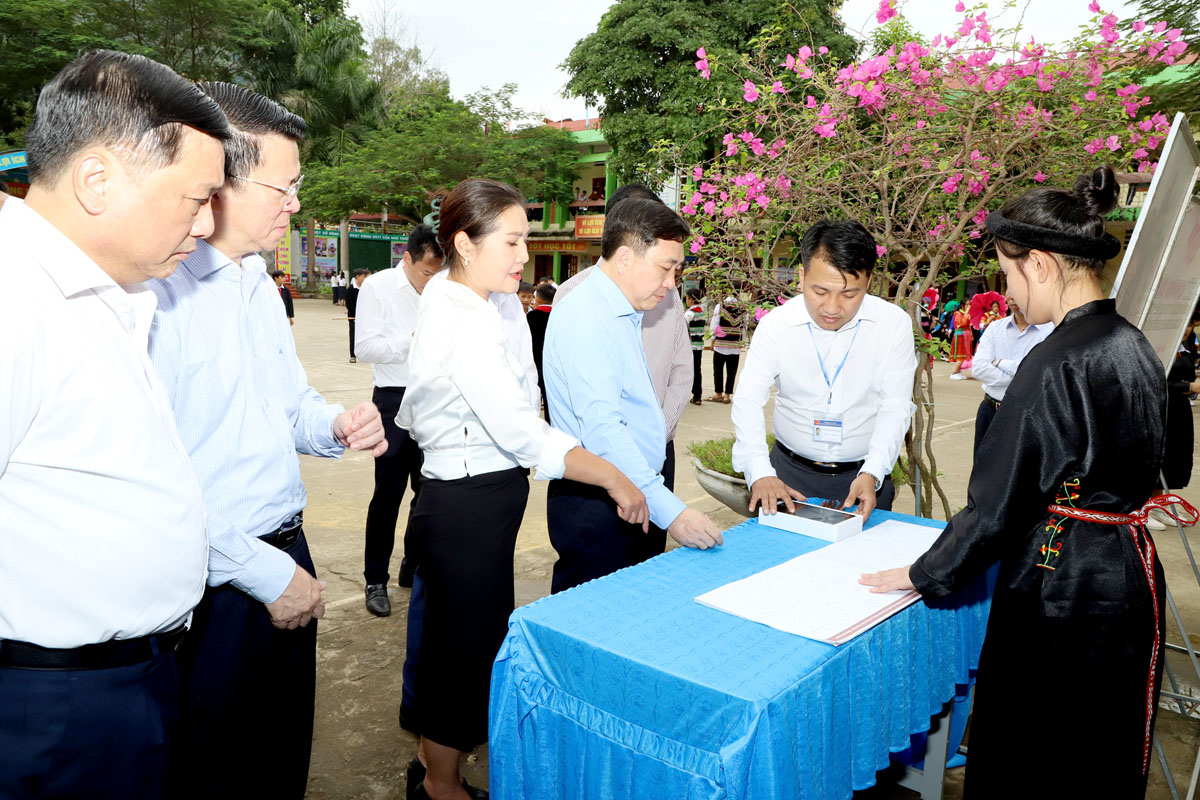 Quyền Bí thư Tỉnh ủy Nguyễn Mạnh Dũng kiểm tra việc ứng dụng công nghệ đưa nội dung xóa bỏ hủ tục vào giảng dạy tại Trường PTDT nội trú THCS-THPT Xín Mần.